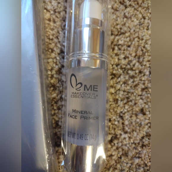 ME Makeover Essentials contour kit with mirror+ Face Primer - Picture 7 of 7